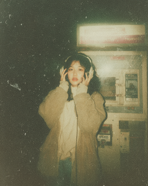 워크맨과 헤드폰을 든 80s/90s 스트리트 포트레이트 1