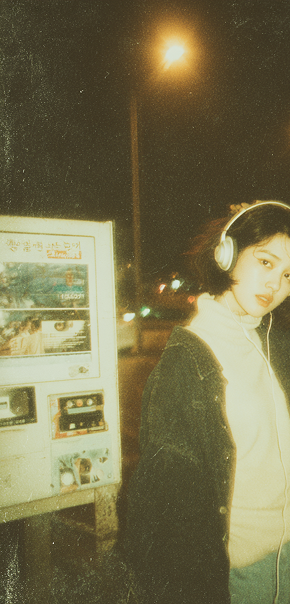 워크맨과 헤드폰을 든 80s/90s 스트리트 포트레이트 3
